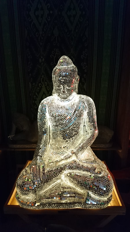 Buddha sitzend, von innen erleuchtet